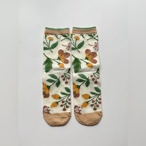 Japan 🇯🇵 Mina perhonen Floral Patterned Socks - Cream and Tan